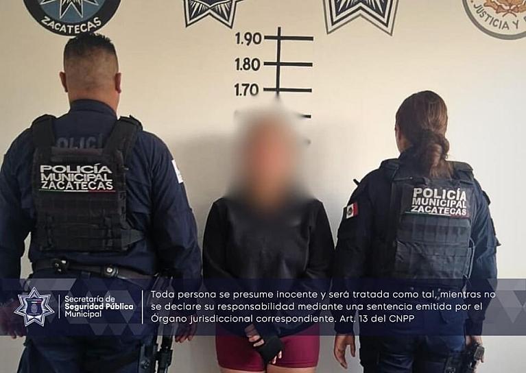 DETIENEN A MUJER POR ROBAR COMERCIO EN LA GARCÍA SALINAS