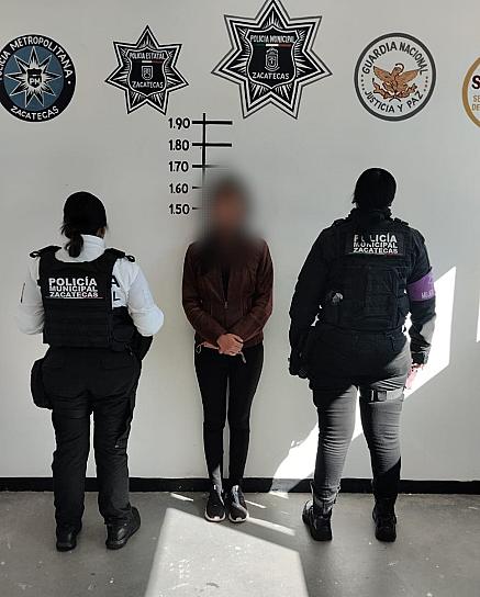 DETIENEN A MUJER POR ROBAR COMERCIO 