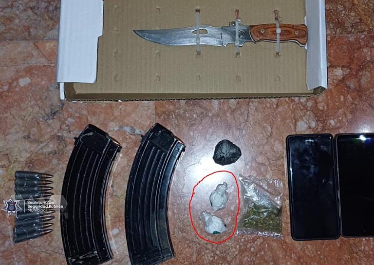 Detienen a una pareja con cristal y armas prohibidas en la Lázaro Cárdenas