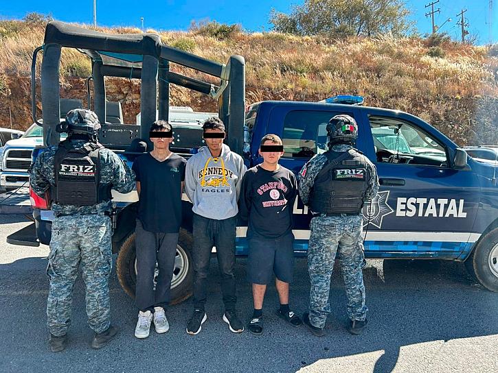 DETIENEN A TRES JÓVENES Y ASEGURAN DOS VEHÍCULOS CON REPORTE DE ROBO EN VILLA DE COS