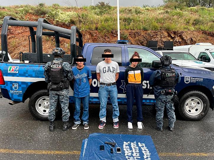 DETIENEN A TRES POR POSESIÓN DE DROGA Y UN ARMA; DOS CONTABAN CON ORDEN DE APREHENSIÓN VIGENTE