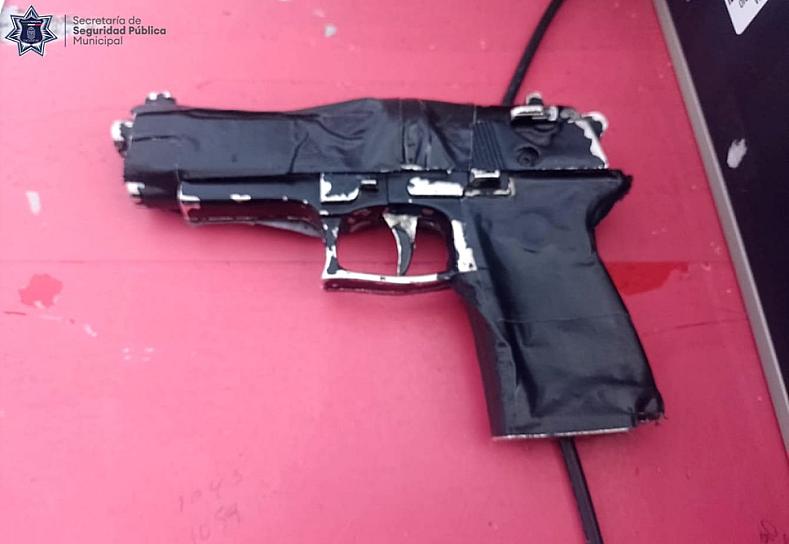 DETIENEN A UN ADOLESCENTE POR PORTAR UN ARMA