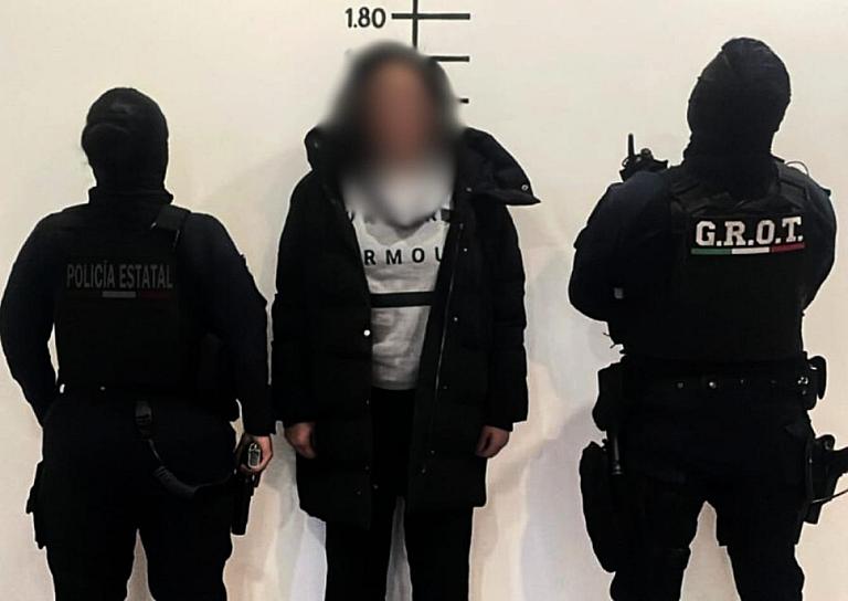 Detienen a una mujer por narcomenudeo en la Colosio; tenía orden de aprehensión vigente 