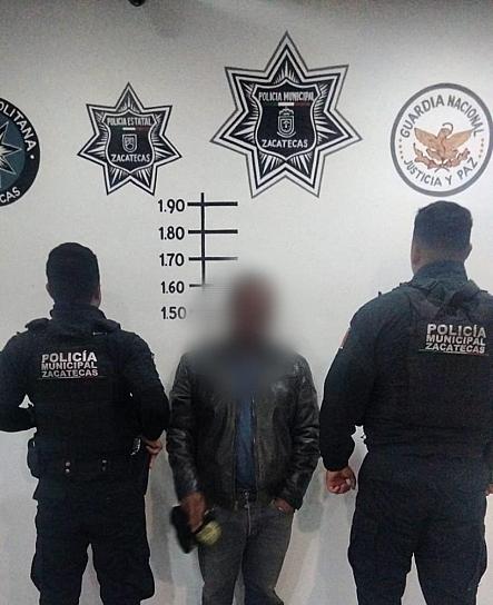 DETIENEN A UN HOMBRE DE 53 AÑOS POR DAÑAR COMERCIO 