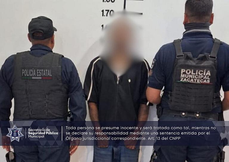 DETIENEN A UN HOMBRE EN EL CENTRO POR ROBO CON VIOLENCIA 