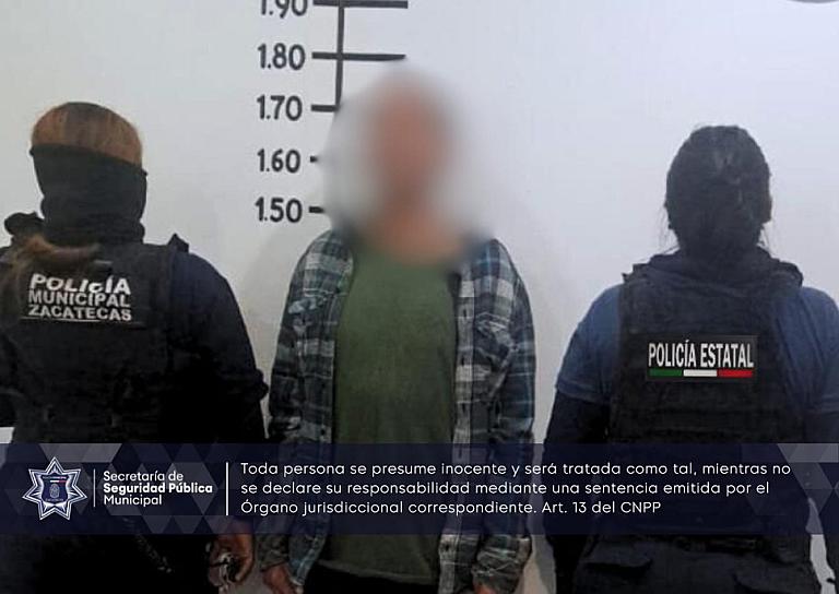 DETIENEN A UN HOMBRE EN EL CENTRO POR ROMPER CRISTAL DE VEHÍCULO