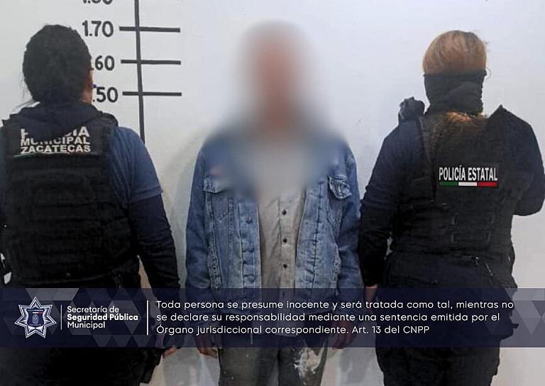 DETIENEN A UN HOMBRE EN LA 5 SEÑORES POR GOLPEAR A SU PAREJA