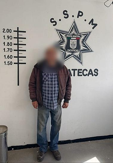 DETIENEN A UN HOMBRE EN LA CAPITAL POR GOLPEAR A UNA MUJER 