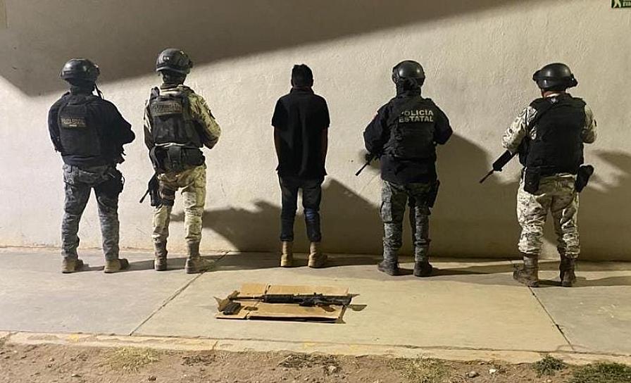 DETIENEN A UN HOMBRE POR ATACAR A POLICÍAS; LLEVABA UN ARMA LARGA