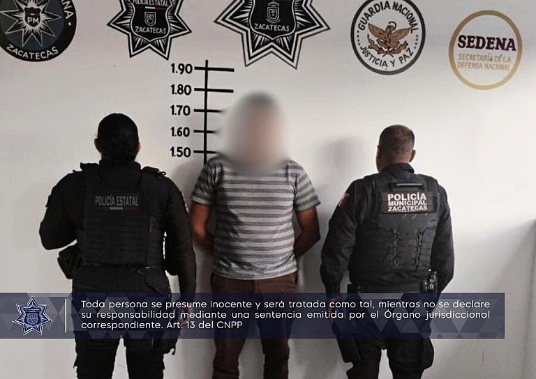 DETIENEN A UN HOMBRE POR GOLPEAR A SU MADRE