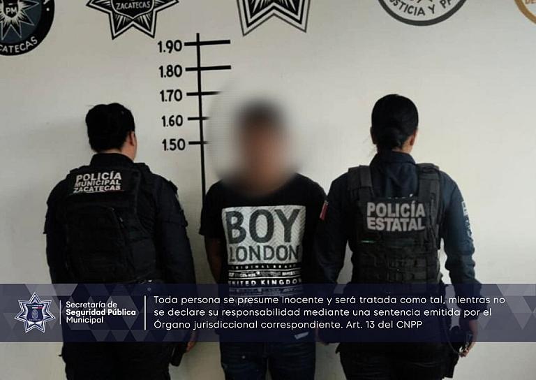 DETIENEN A UN HOMBRE POR GOLPEAR A SU PAREJA EN SU TRABAJO