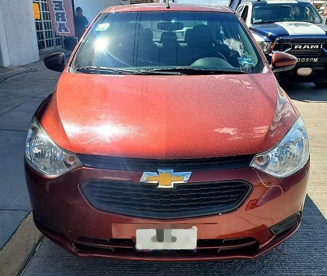 DETIENEN A UN HOMBRE POR MANEJAR UN AUTO ROBADO