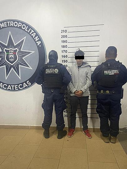 DETIENEN A UN HOMBRE POR NARCOMENUDEO; ANDABA EN MOTO ROBADA