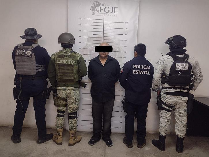 Detienen a un hombre por narcomenudeo y posesión de arma 