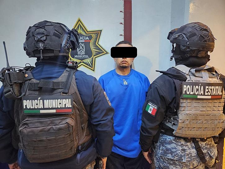 Detienen a un hombre por portación de arma y probable narcomenudeo