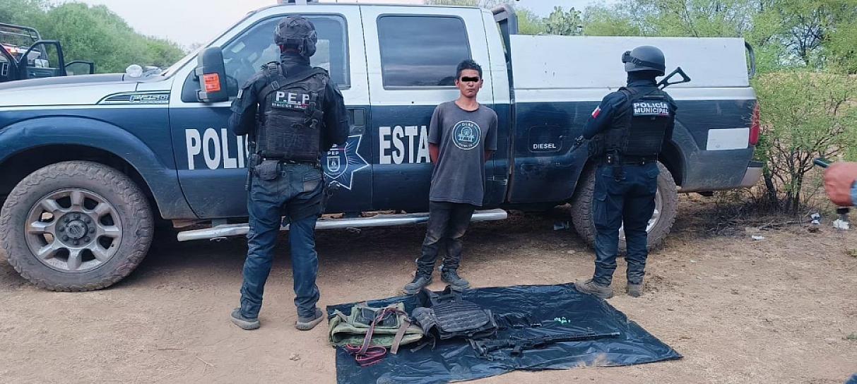 DETIENEN A UN HOMBRE POR POSESIÓN DE ARMA DE FUEGO Y EQUIPO TÁCTICO