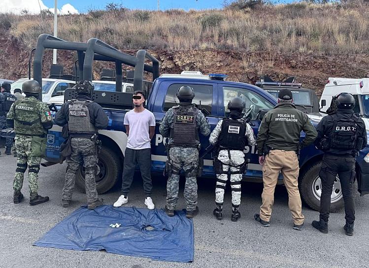 Detienen a un hombre por posesión de probable droga y municiones