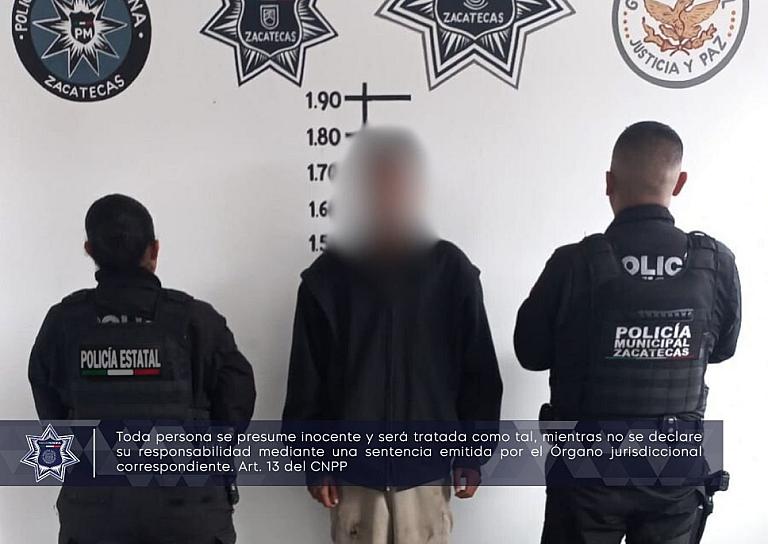 DETIENEN A UN HOMBRE POR ROBO A COMERCIO EN TRES CRUCES