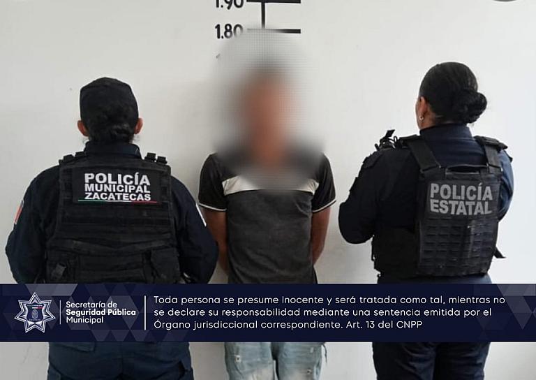 DETIENEN A UN HOMBRE QUE ESTABA GOLPEANDO A OTRO