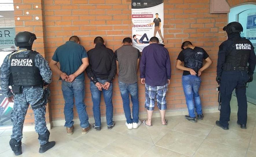 DETIENEN FUERZAS DE SEGURIDAD A 5 PERSONAS Y ASEGURAN ARMAMENTO