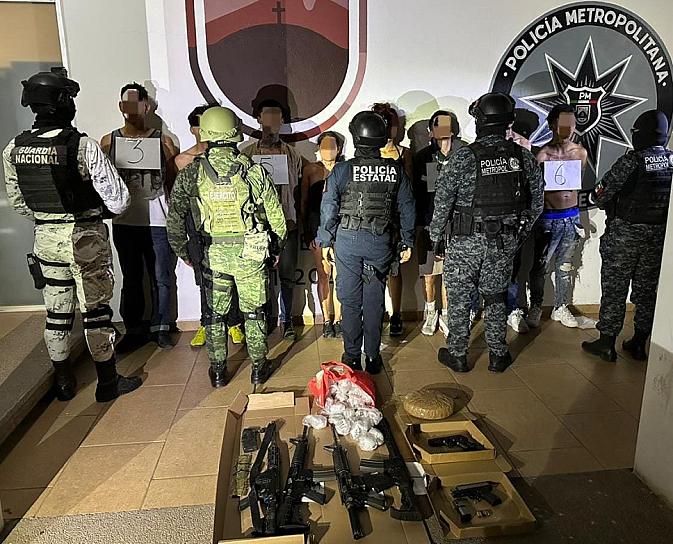 DETIENEN FUERZAS DE SEGURIDAD A 8 PERSONAS Y ASEGURAN ARMAS Y DROGA 