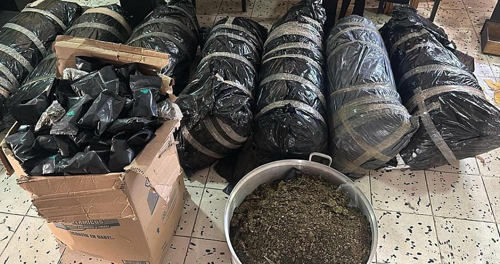 DETIENEN FUERZAS DE SEGURIDAD A CINCO PERSONAS Y ASEGURAN 400 KG DE DROGA