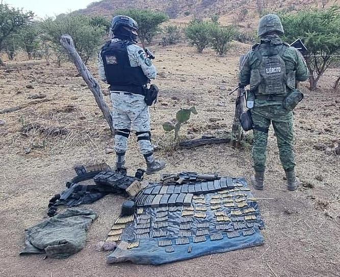 DETIENEN FUERZAS DE SEGURIDAD A DOS HOMBRES Y DECOMISAN ARMAMENTO