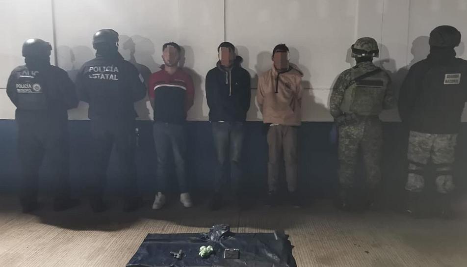 DETIENEN FUERZAS DE SEGURIDAD A TRES HOMBRES POR POSESIÓN DE 300 DOSIS DE DROGAS  