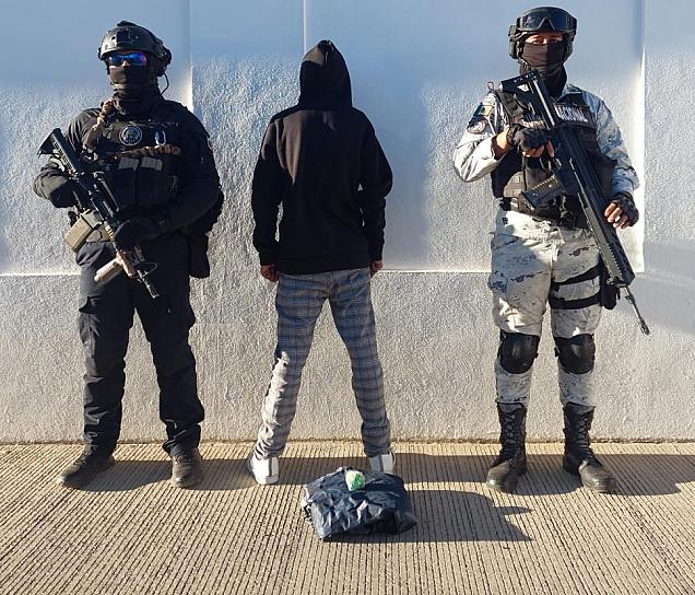 DETIENEN FUERZAS DE SEGURIDAD A UN HOMBRE POR POSESIÓN DE DROGA 