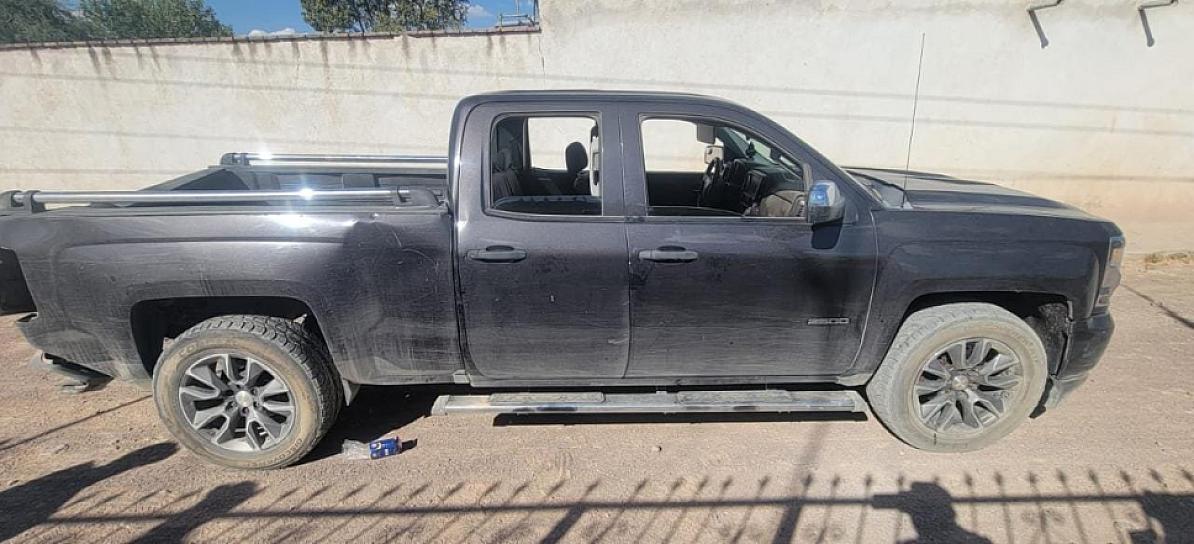 DETIENEN FUERZAS POLICIALES A CUATRO HOMBRES; ASEGURAN VEHÍCULOS Y EQUIPO TÁCTICO