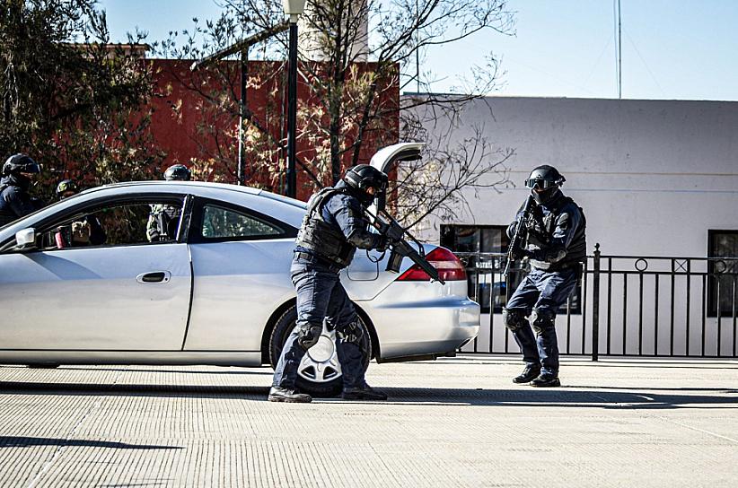 DETIENEN POLICÍAS A DOS HOMBRES POR PORTAR DROGA 