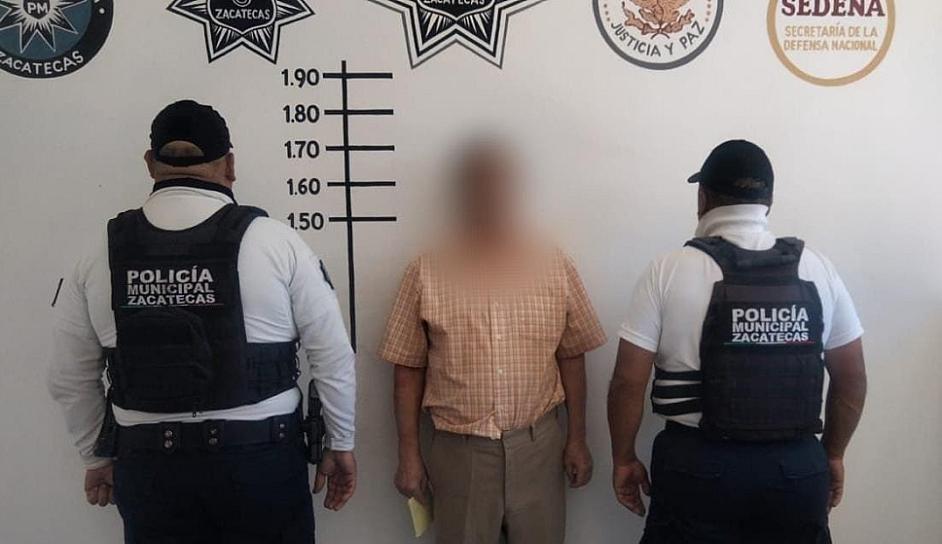 DETIENEN POLICÍAS A HOMBRE POR AMENAZAR Y VIOLENTAR A SUS VECINOS 