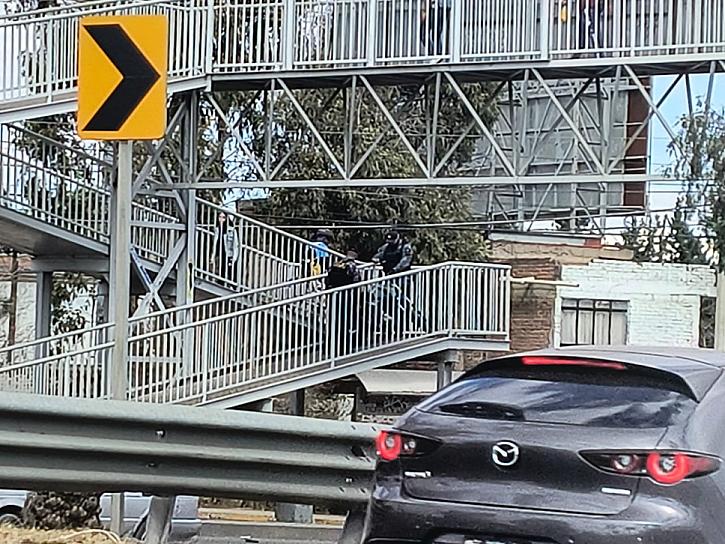 Detienen policías a joven motociclista en un puente peatonal 