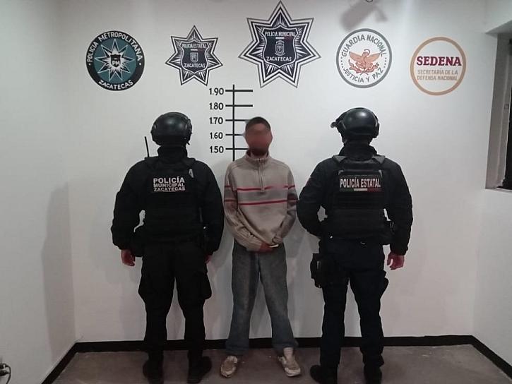 DETIENEN POLICÍAS A UN HOMBRE POR FALTAS ADMINISTRATIVAS; TENÍA ORDEN DE APREHENSIÓN