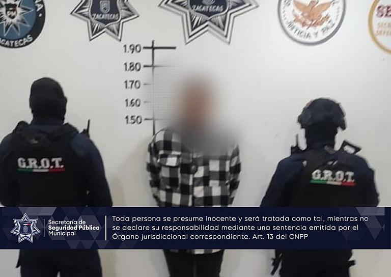 DETIENEN POLICÍAS A UN HOMBRE POR NARCOMENUDEO