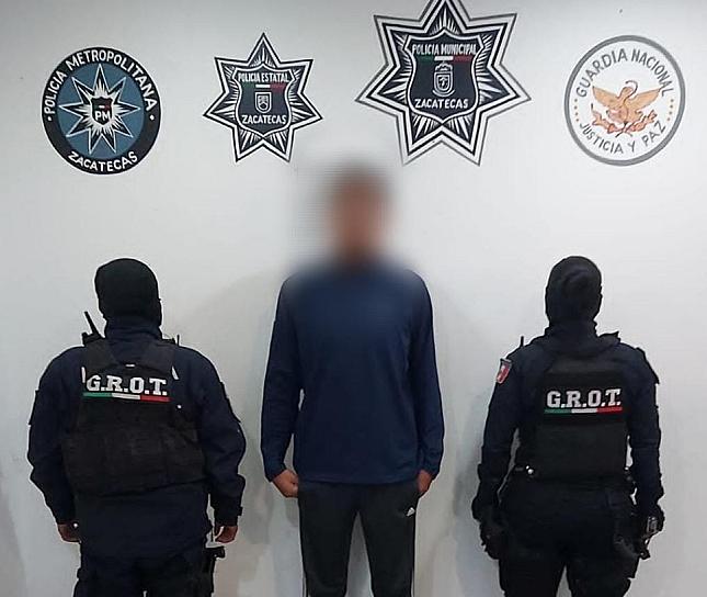 DETIENEN POLICÍAS CAPITALINOS A UN HOMBRE EN LAS COLINAS 
