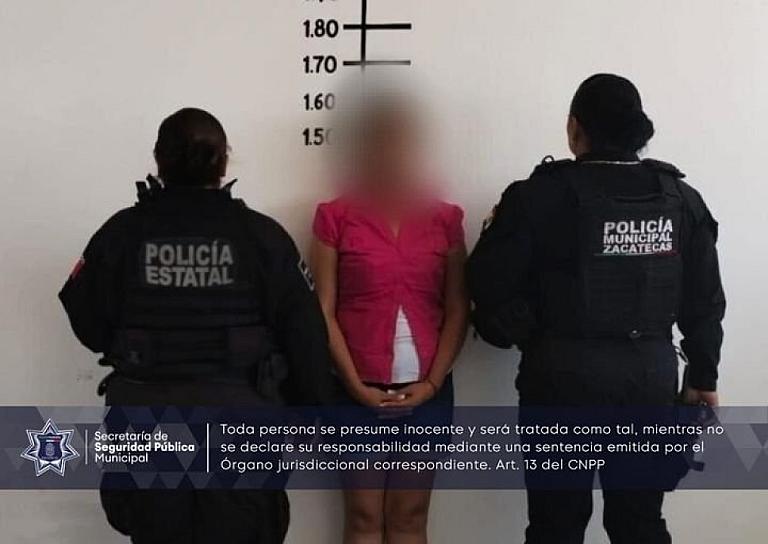 DETIENEN POLICÍAS MUNICIPALES A UNA MUJER POR AGREDIR A SU MAMÁ