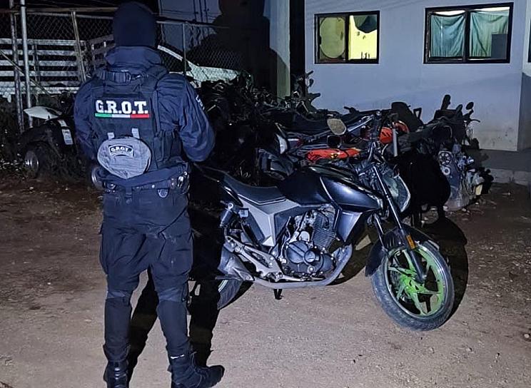 DETIENEN POLICÍAS MUNICIPALES A UN HOMBRE POR CONDUCIR UNA MOTO CON DOCUMENTOS ALTERADOS
