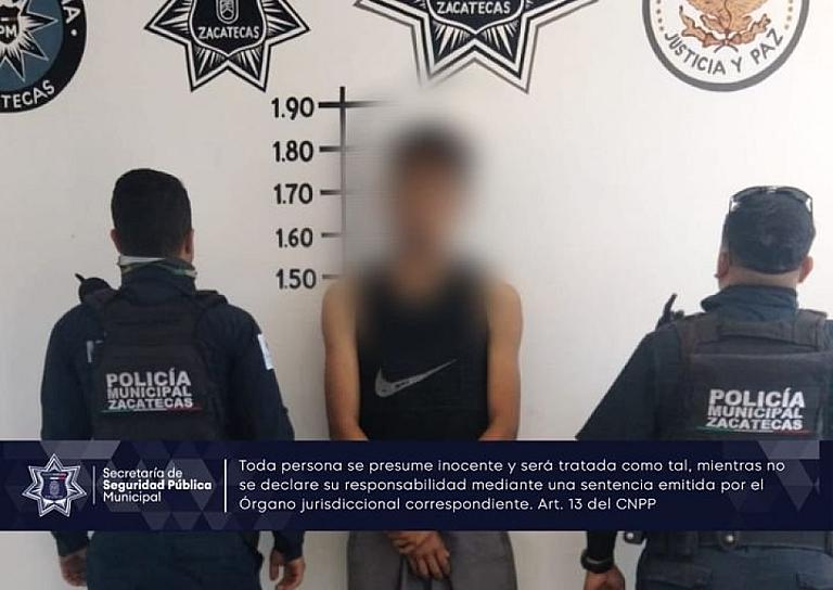 DETIENEN POLICÍAS MUNICIPALES A UN HOMBRE POR ROBO