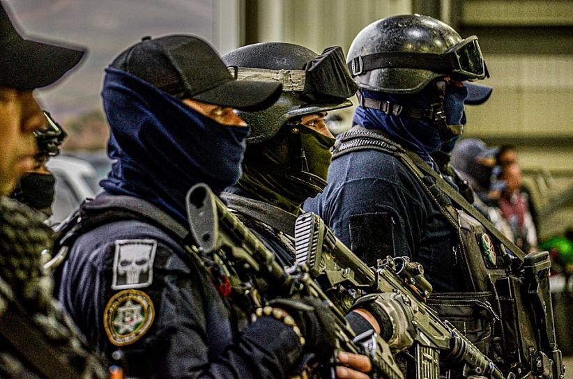 DETIENE PEP A UN HOMBRE Y ASEGURA UN VEHÍCULO 