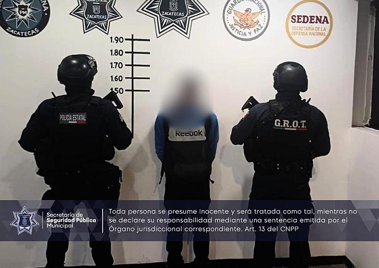 DETIENE UNIDAD DE MUJER SEGURA A HOMBRE POR AMENAZAR A SU FAMILIA