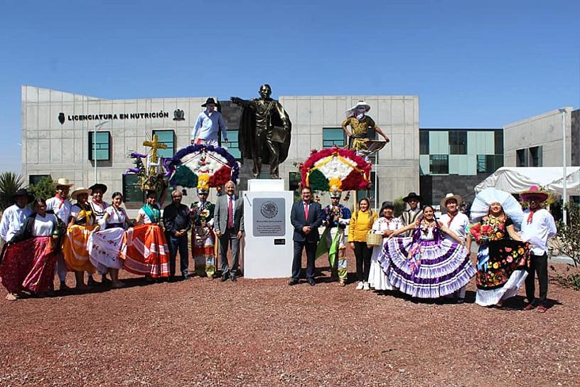 DEVELAN ESTATUA DE BENITO JUÁREZ DONADA POR LA UABJO