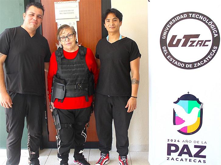 DEVUELVEN FISIOTERAPEUTAS DE UTZAC MOVILIDAD A PACIENTE