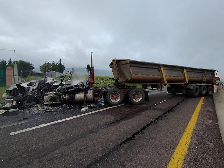 SÁBADO VIOLENTO EN ZACATECAS; REPORTAN BLOQUEOS, INCENDIOS DE VEHÍCULOS Y ATAQUES ARMADOS