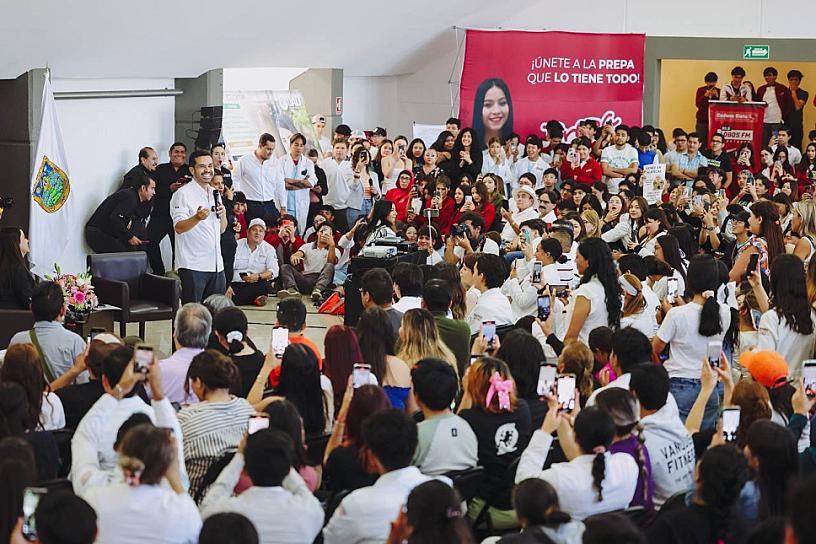 DIALOGA ÁLVAREZ MÁYNEZ CON JÓVENES ZACATECANOS 