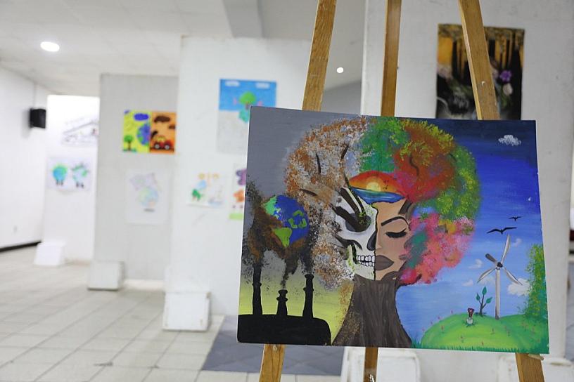 DIBUJAN ESTUDIANTES EN PRO DEL MEDIO AMBIENTE 