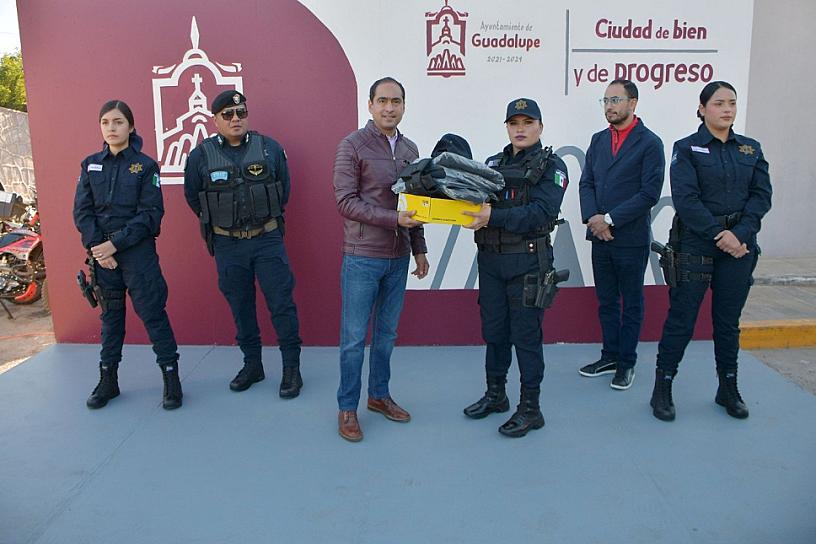 DIGNIFICA PEPE SALDÍVAR EL TRABAJO DE POLICÍAS MUNICIPALES 