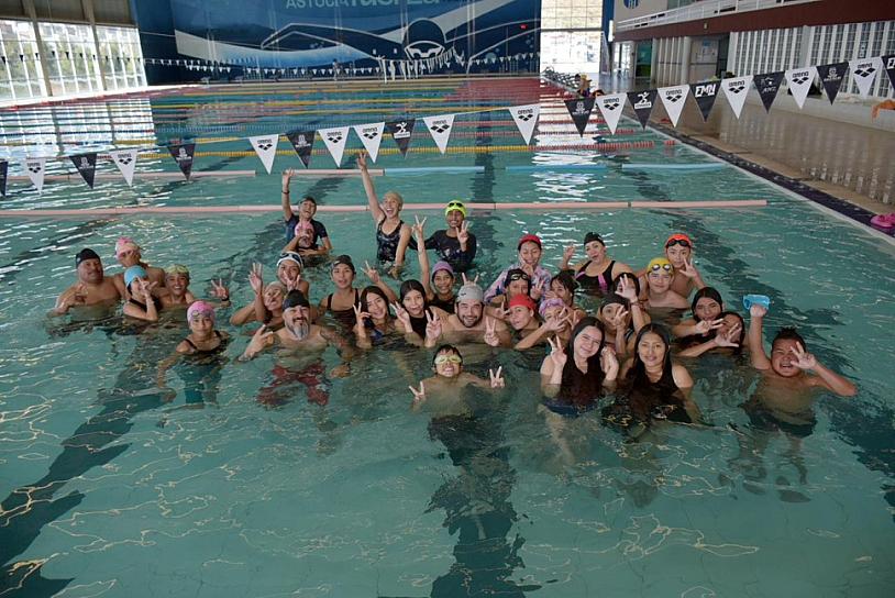 Disfrutan estudiantes de secundaria un día en el agua