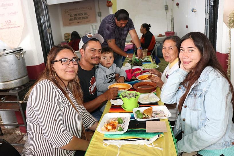 DISFRUTAN FAMILIAS DE LA TRADICIONAL VERBENA REVOLUCIONARIA 
