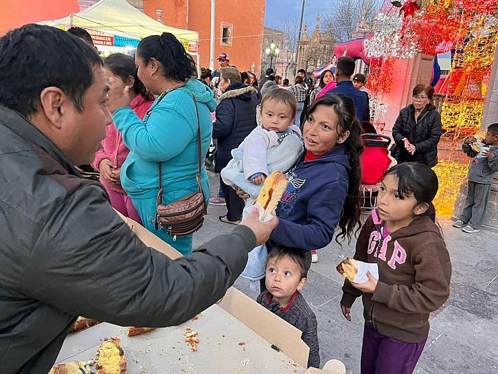 DISFRUTAN FRESNILLENSES LA ROSCA DE REYES 